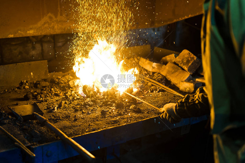 铁匠在熔炉中熔炼金属一个图片