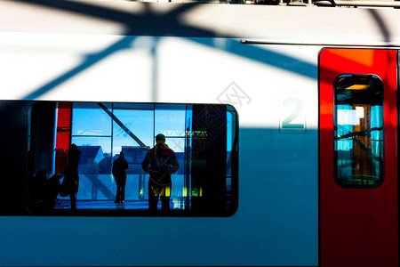 火车窗中人影的倒影窗户里的人影图片