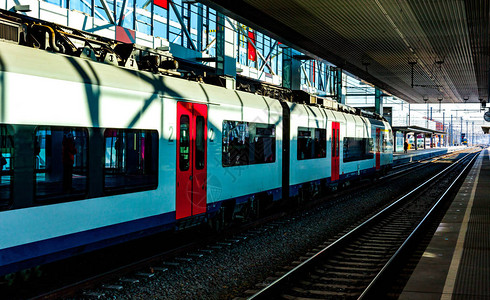 火车在站等候乘客有乘客的电动火车旅行和图片