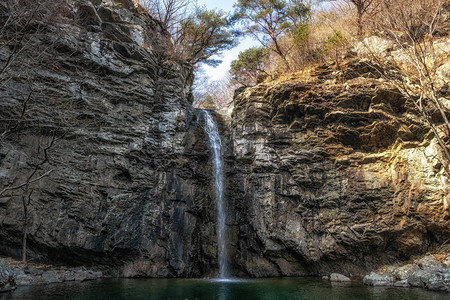 新佛山瀑布SinbulsanFalls娱乐森林Paraesopokpo水在冬季被淹没著名的瀑布位于韩背景