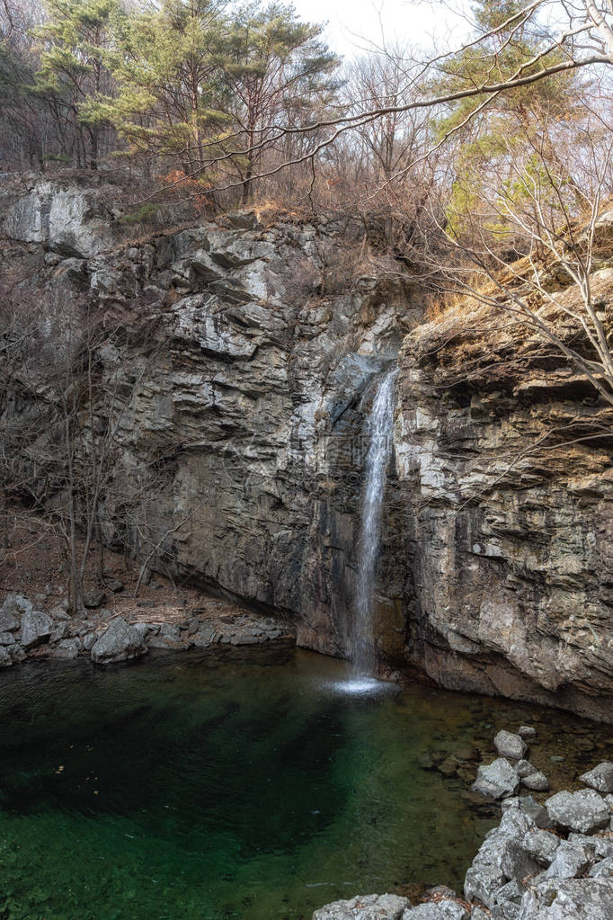 SinbulsanFalls娱乐森林Paraesopokpo水在冬季被淹没著名的瀑布位于韩图片
