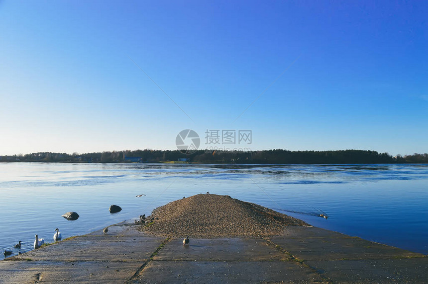 奥克托伯的城市风景有蓝天空和秋天树图片