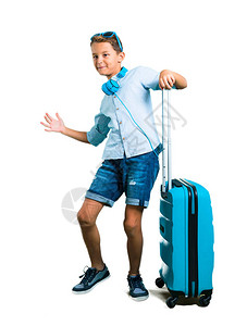 全身带着太阳镜和耳机的孩子带着他的手提箱旅行图片