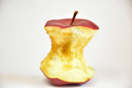 被咬的苹果和手在白色背景图片