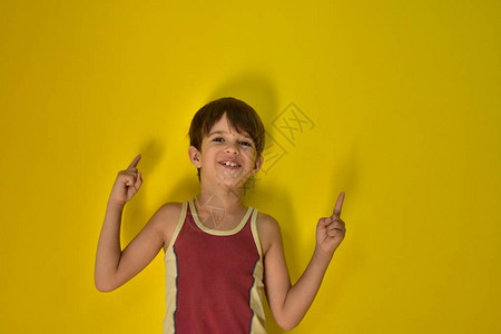 黄色背景下的儿童肖像图片