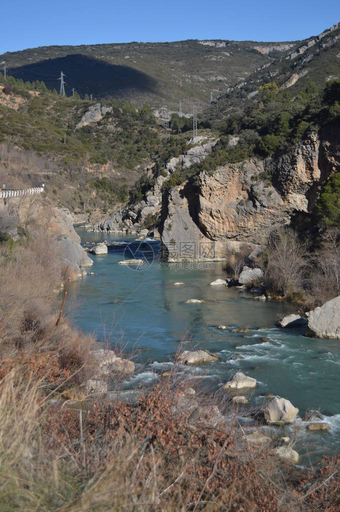 西班牙威斯卡RiglosRiglosRician河及其冰川水域经过Riglos村图片