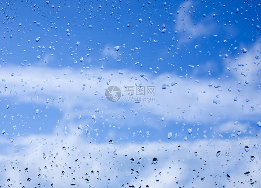 雨后窗玻璃表面上的水滴图片