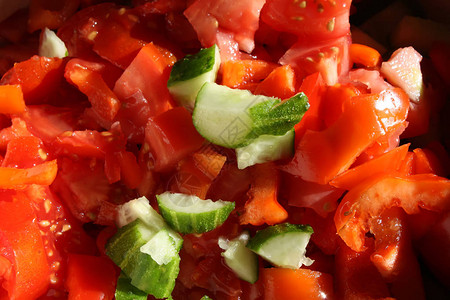 鲜熟的西红柿和黄瓜沙拉图片