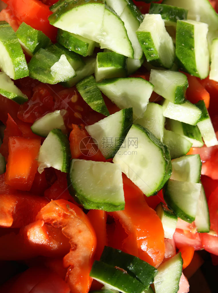 鲜熟的西红柿和黄瓜沙拉图片