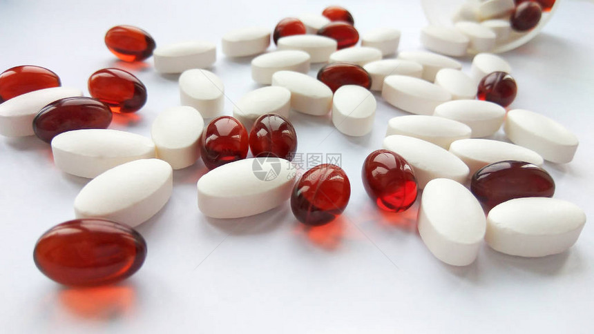 五颜六色的药丸片剂和胶囊在白色背景的瓶子里药房主题保健治疗药物和药物图片