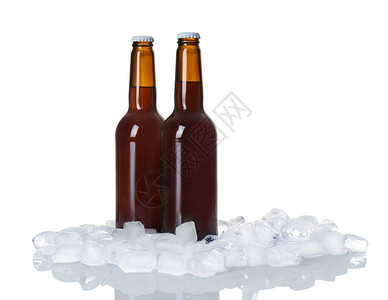 白色背景上的啤酒瓶和冰块图片