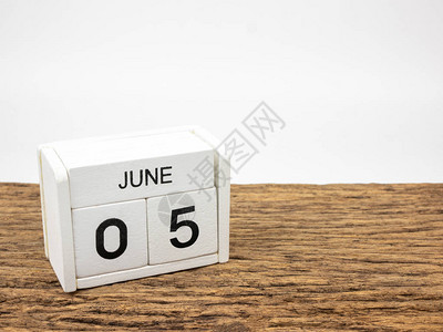 6月5日白色立方体木制日历图片