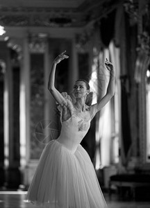 美丽的芭蕾舞女在豪华的大厅里跳舞图片