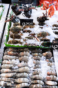 新鲜生虾在亚洲市场上鱼和海鲜图片