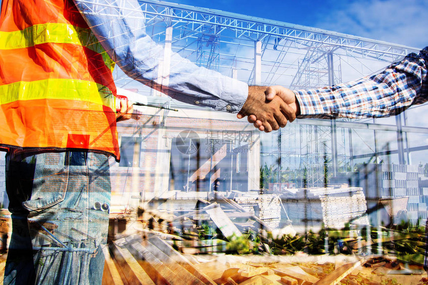 建筑工人握手和谈判图片