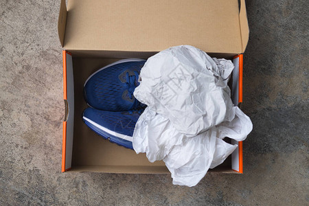 纸盒中的新蓝色运动鞋图片