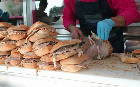三明治加烤猪肉在街图片