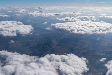 云上方的天空图片
