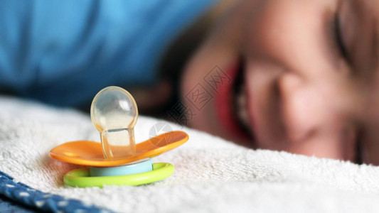 婴儿橙奶油和婴儿图片
