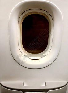 关上紧急窗口和低价飞机的门图片