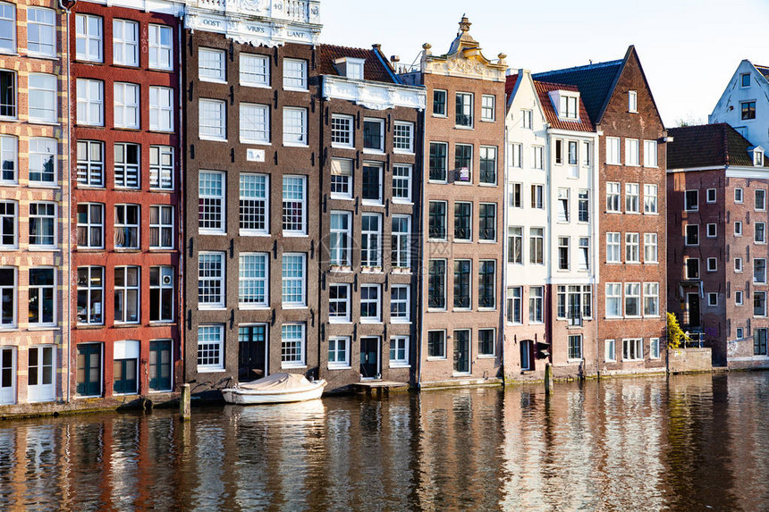 荷兰阿姆斯特丹美丽运河和传统荷兰建筑图片