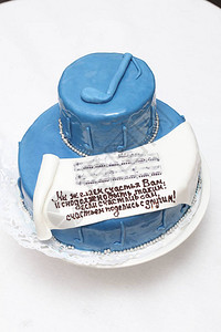 用铭文装饰的生日蛋糕图片
