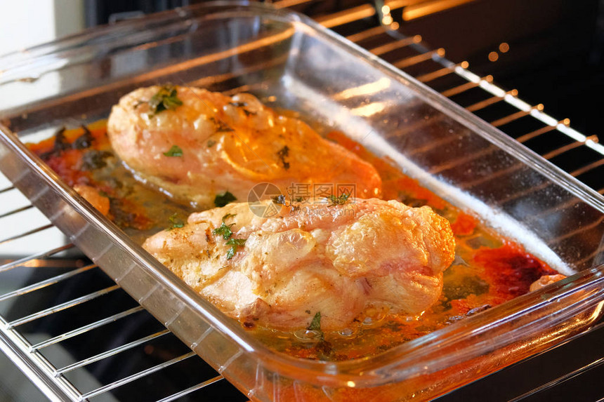 在烤箱中煮辣鸡片的过程鸡胸被炸烹图片