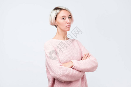 穿着粉红色毛衣的自信心十图片