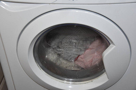 洗衣机在洗涤期间图片