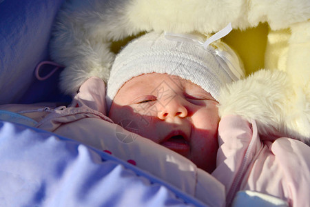 新出生婴儿在婴儿车里穿着冬季图片