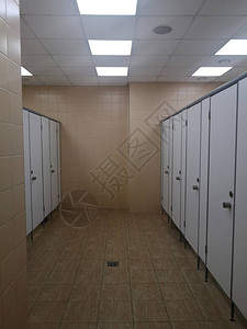 客舱内有白色门的大厅走廊商场内的厕所图片