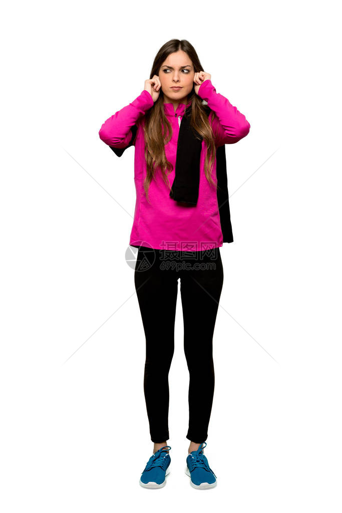 年轻运动女用双手遮耳朵的全长镜头拍摄图片