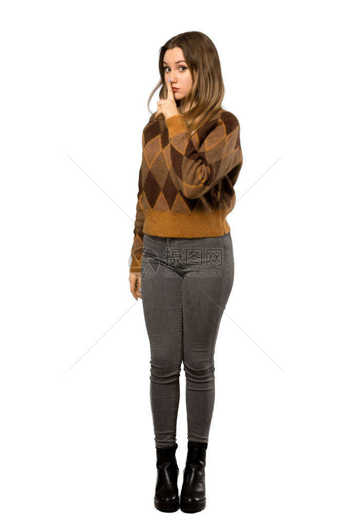 一个身穿棕色毛衣的少女的全长照片图片