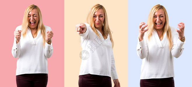 一群中年金发女人穿着白衬衫愤怒图片