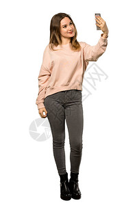 拍了一整张照片一个青少年女孩用粉红色毛衣做自拍在孤立图片