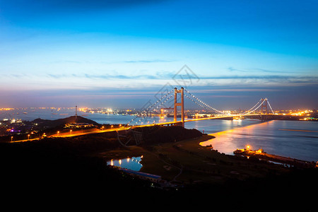 江阴之夜的桥背景图片