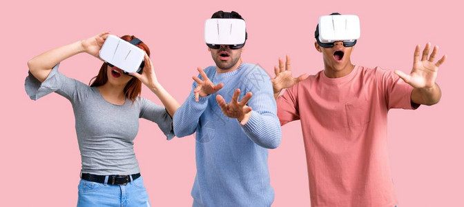 使用VR眼镜的三组朋友小组图片