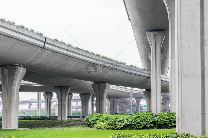 立交桥在上海的低角度视图图片
