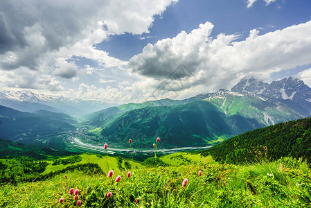 格鲁吉亚斯瓦内蒂的梅斯蒂亚对斯瓦内提山高清图片