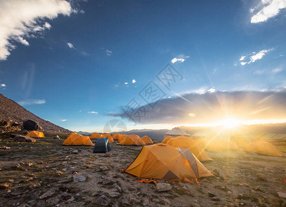 日出时的帐篷穆扎赫阿塔山图片