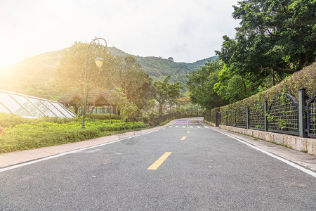 蜿蜒穿过山的道路图片