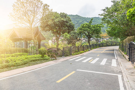 蜿蜒穿过山的道路图片