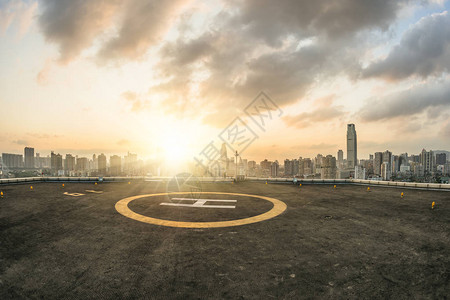 广州的直升机场和天际线背景图片