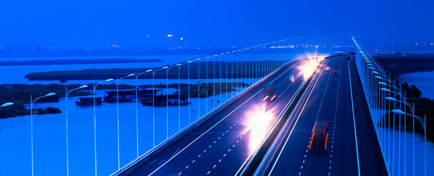 现代高速公路桥在晚上图片