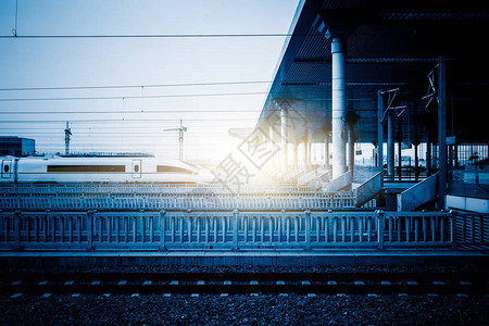 从火车站飞驰而过的火车上海图片