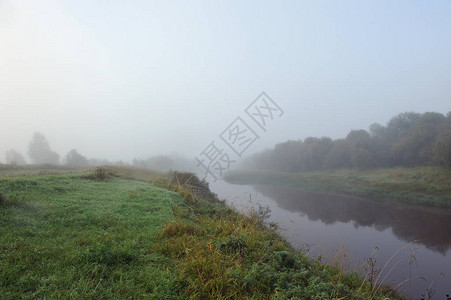 初秋的早晨浓雾笼罩着河面图片