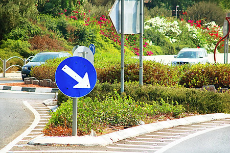以色列公路上的箭头标志在以色图片