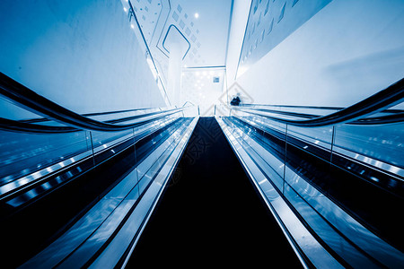 现代办公大楼的升降梯图片