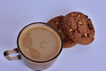 一杯咖啡和巧克力曲奇图片