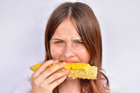 吃玉米的女孩特写肖像图片